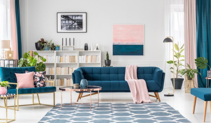 Wohnzimmer einrichten blaues sofa